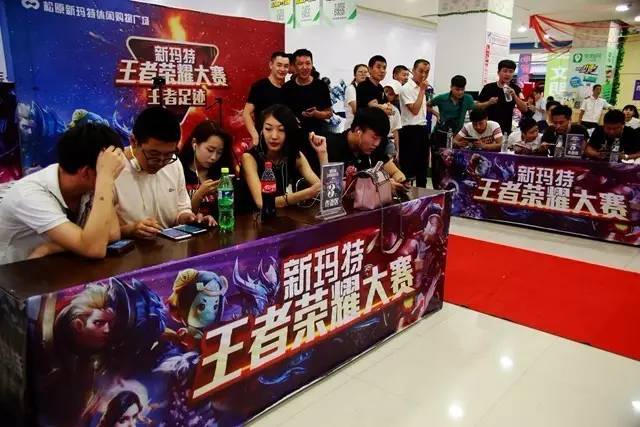 围绕桌上倾 围绕桌上倾
